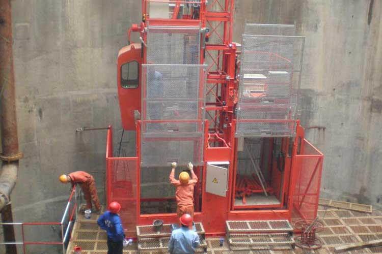 济宁施工电梯租赁公司应尽量能够让施工电梯通往楼顶，以保障后续的设备设施能够直接上楼顶，也能方便其他工程的垂直运输