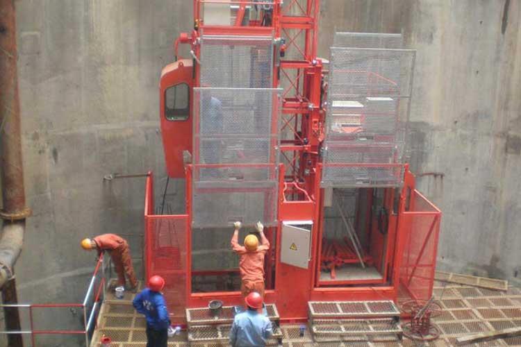 济宁施工电梯租赁升降机设备适应桥梁、烟囱等倾斜建筑施工的需要，它根据建筑物外形，将导轨架倾斜安装